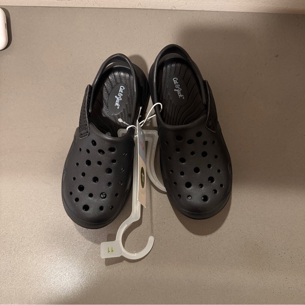 NWT Cat & Jack Kids Water Shoes Black - Size 11